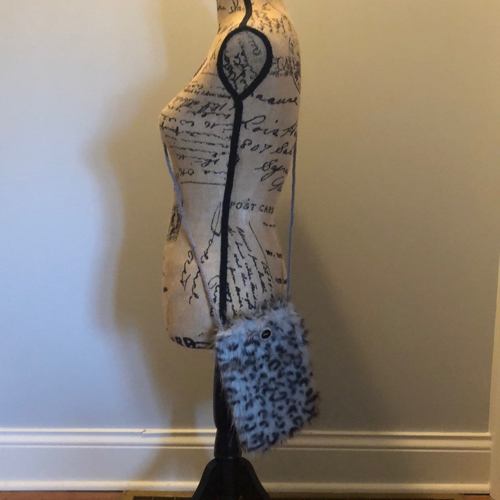 Leopard print grey and black faux fur crossbody. - Picture 7 of 8